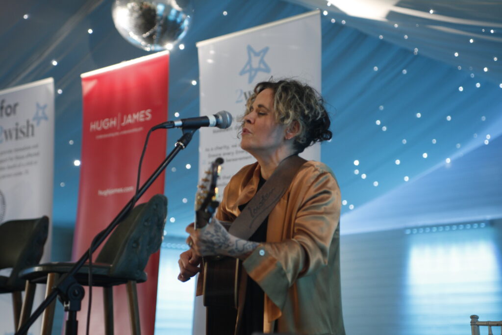 amy wadge singing and playing guitar